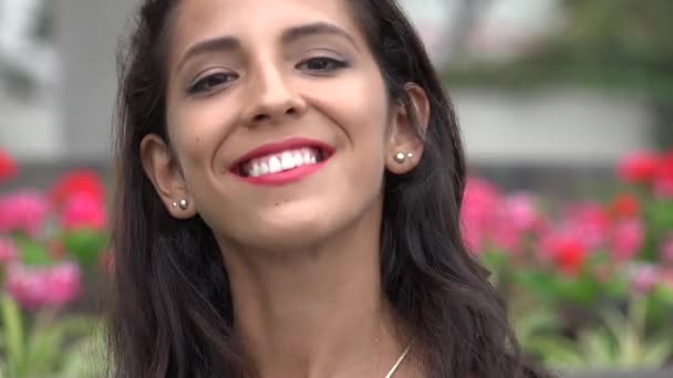 Gelukkig lachende jonge Spaanse vrouw — Stockvideo