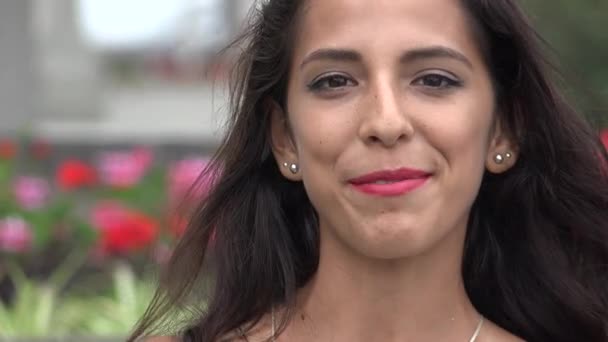 Jonge Spaanse vrouw praten — Stockvideo