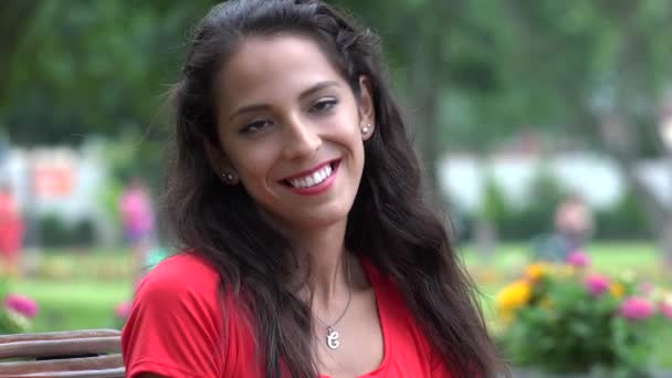 Mujer sonriendo, amando y pensando — Vídeos de Stock