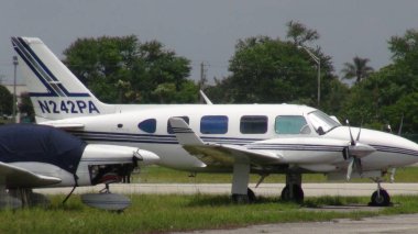 Küçük özel yolcu uçak