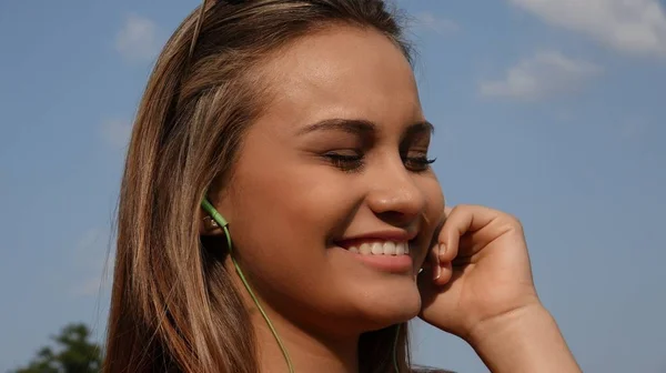 Mujer escuchando música — Foto de Stock