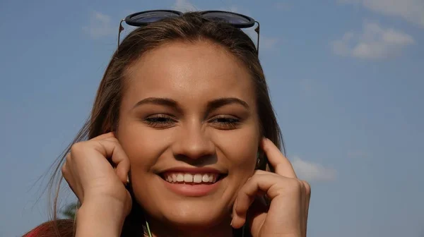 Mujer escuchando música — Foto de Stock