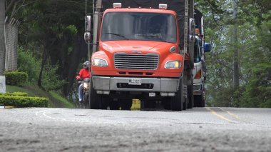 Sevk üstünde yol yük kamyonu