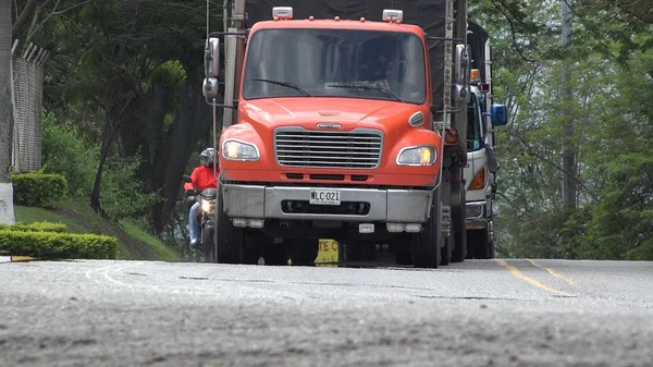 Sevk üstünde yol yük kamyonu