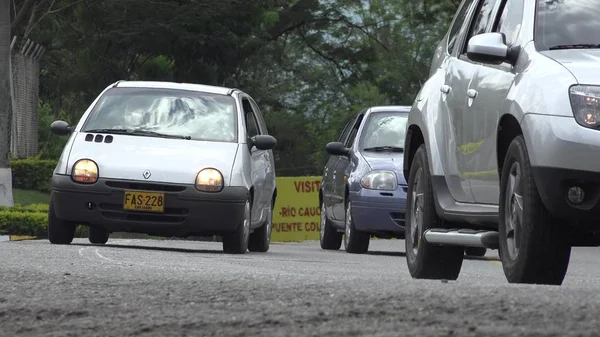 Coches de conducción en carretera — Foto de Stock