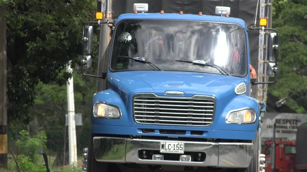 Bir mavi kargo kamyon