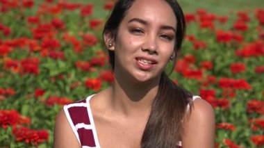 Genç kadın Teen konuşuyor