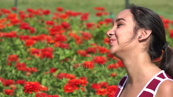 快乐的西班牙裔女性青少年 — 图库视频影像