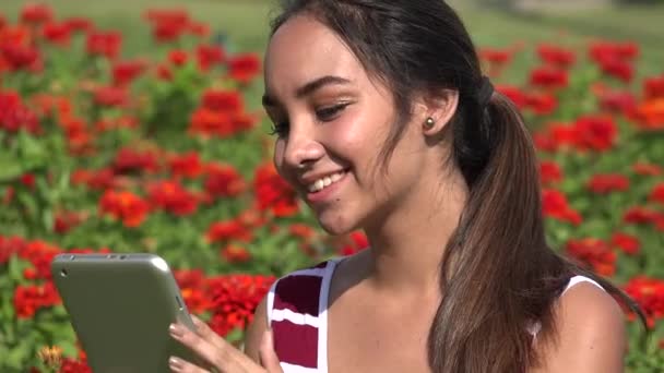 Adolescente femenina feliz usando tableta — Vídeos de Stock