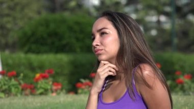 Genç kız düşünme karıştı