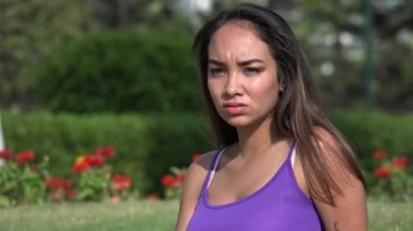 Endişeli karışık genç kız