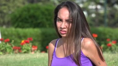 öfkeli bir genç kız