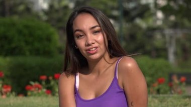 Konuşmak ve konuşan genç kız