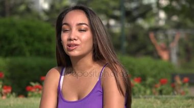 Konuşmak ya da açıklayan genç kız