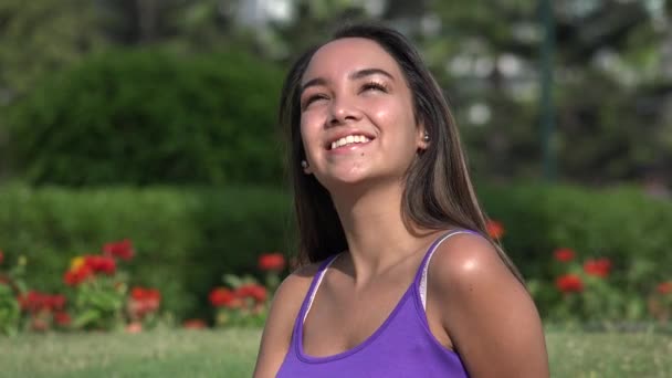 Feliz adolescente chica en público parque — Vídeo de stock