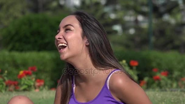 Dziewczyna teen śmiechem w parku — Wideo stockowe