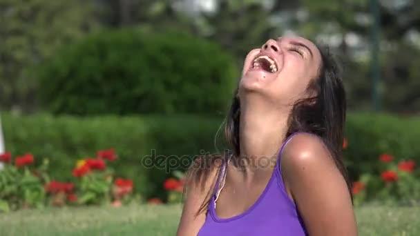 Adolescente chica riendo en parque — Vídeo de stock