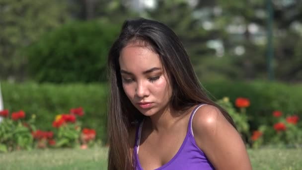 Triste solitário adolescente menina — Vídeo de Stock