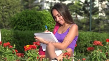 Mutlu kız Teen öğrenci yazma