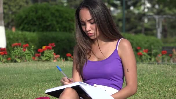 Tiener meisje Student te denken en te studeren en te schrijven — Stockvideo