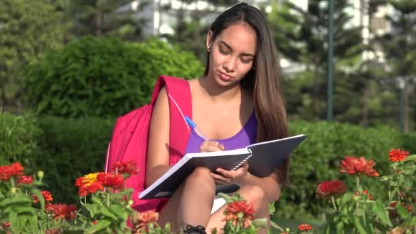 Kvinnlig tonåring Student studerar och tänkande — Stockvideo