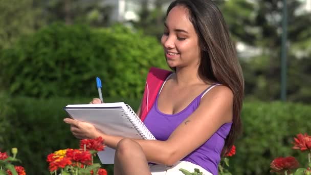 Tonåring kvinnlig Student studerar och tänkande — Stockvideo