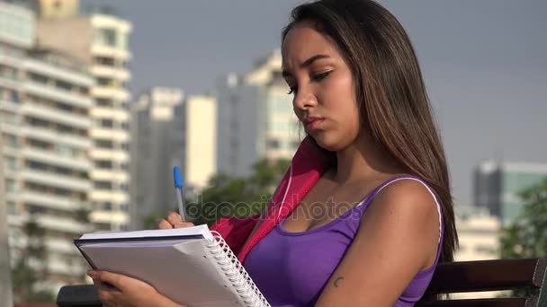 Estudiante adolescente escritura femenina — Vídeos de Stock