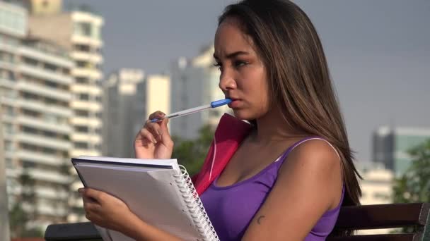 Kvinnlig tonåring Student som studerar — Stockvideo