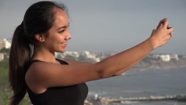 Sorrindo adolescente menina tirando foto com Smartphone — Vídeo de Stock