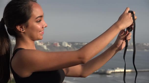 Sorrindo adolescente menina tirando fotos — Vídeo de Stock