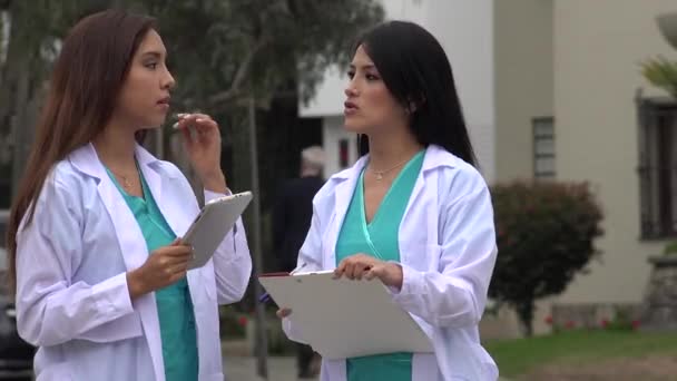 Vrouwelijke verpleegkundigen of artsen spreken — Stockvideo