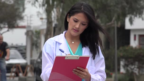 Doctora o enfermera escribiendo — Vídeos de Stock