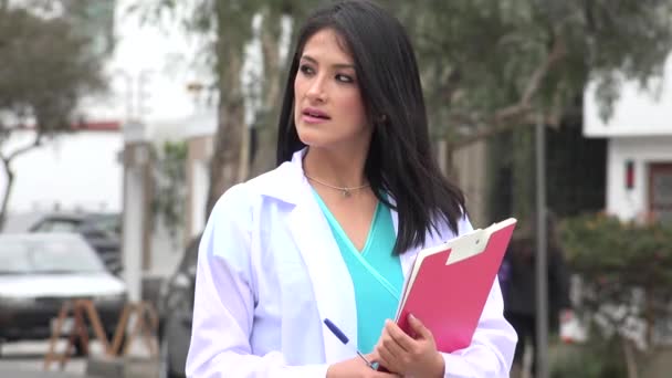 Жінки лікарем або медсестрою посмішок — стокове відео