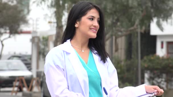 Enfermera o doctora hispana — Vídeo de stock