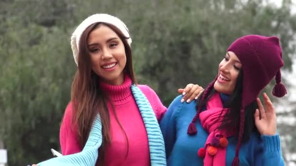 Счастливая латиноамериканка в холодную погоду — стоковое видео