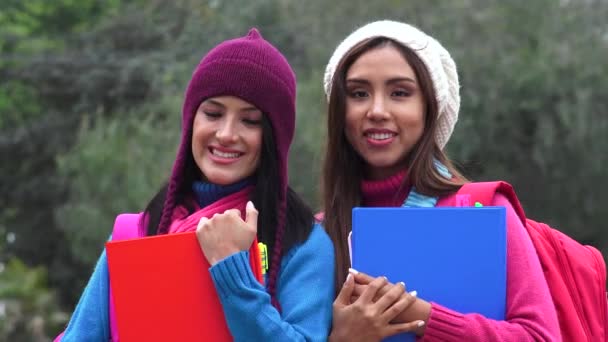 Přátel ženský College studentům chladné počasí — Stock video