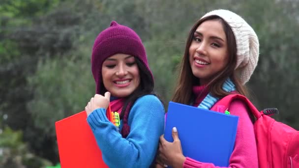 Universitaria niñas estudiante usando suéteres — Vídeo de stock