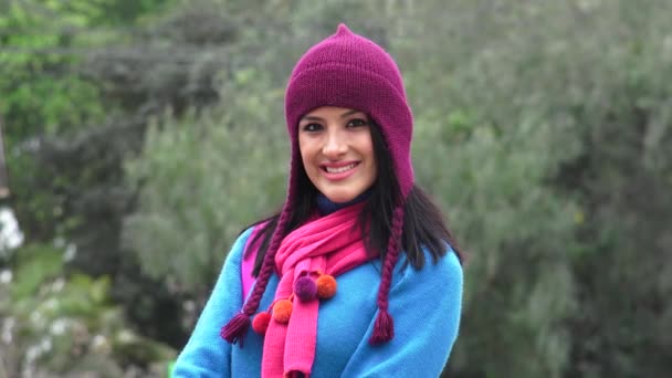 İspanyol kadın kazak giyen ve örgü şapka soğuk hava gülümseyen — Stok video