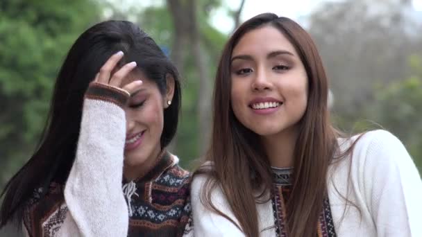 Mujeres peruanas sonrientes usando suéteres — Vídeo de stock