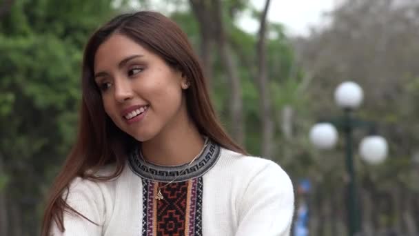 Pretty Peruvian Woman Wearing A Sweater — Stock Video