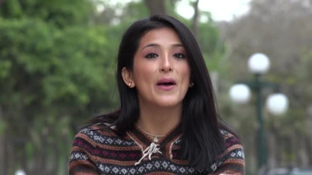 Mulher peruana hispânica bonita falando — Vídeo de Stock