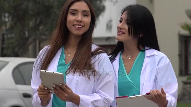 Profesionales médicos femeninos — Vídeo de stock