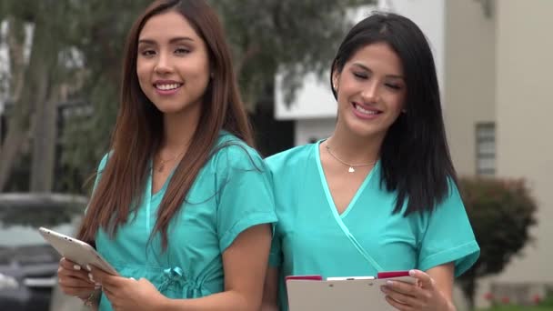 Ευτυχισμένος ισπανόφωνες γυναίκες νοσοκόμες — Αρχείο Βίντεο