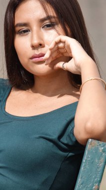 Utangaç güzel kişi