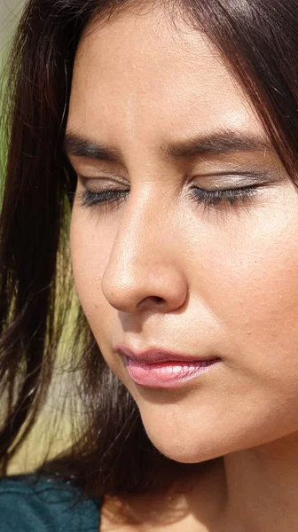 Menina hispânica com olhos fechados — Fotografia de Stock