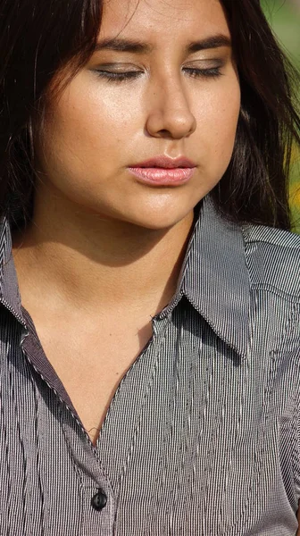 Gözleri kapalı olan dişi