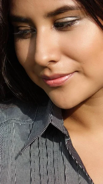 Bir genç kız tek başına