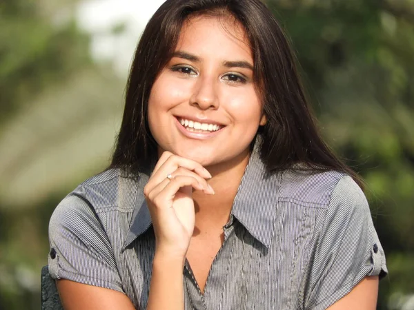 Sorrindo menina hispânica — Fotografia de Stock