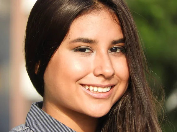 Perulu kadın genç gülümseyen