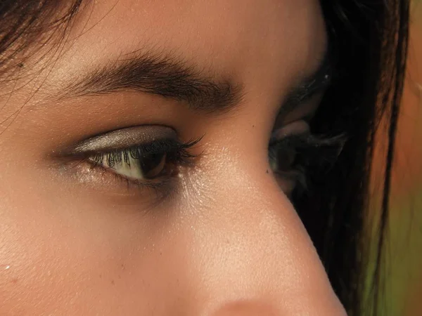Jolie adolescence yeux féminins — Photo